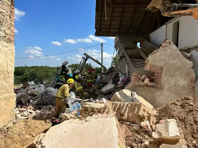 23.08.2023 r. Katastrofa budowlana pod Złotoryją. W miejscowości Rząśnik podczas remontu zawaliła się część domu. Pod gruzami znajdują się ludzie.