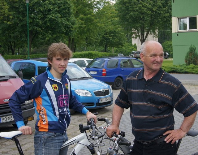 Adrian Kucharek (z lewej) wraz z trenerem klubowym Zbigniewem Dziurdź na zawodach Pucharu Polski w Łukowie. Młody kolarz zajął tam 4. miejsce na dystansie MINI (30 km) tracąc zaledwie sekundę do miejsca na podium.