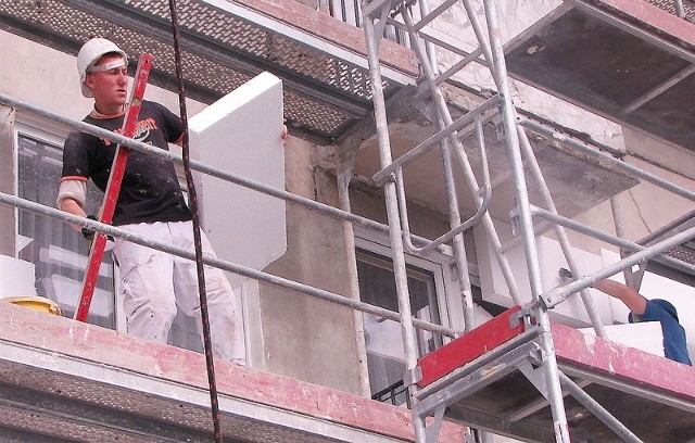 Paweł Bonikowski z Zakładu Remontowo-Budowlanego Janusza Rożeńskiego pracuje przy ocieplaniu budynku na Strzemięcinie, przy ul. Korczaka 15.