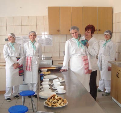 Uczniowie klasy kucharskiej z nauczycielką zawodu Grażyną Piszczek podczas zajęć w szkolnej kuchni