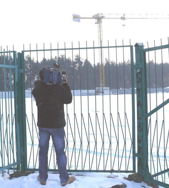 Stadion piłkarski w Stalowej Woli pozostawia wiele do życzenia, przez co Stal może mieć kłopoty z licencją na grę w drugiej lidze. Inne źródło kłopotów to  długi wobec PZPN.