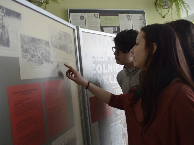 Na  szkolnym korytarzu  zaprezentowano wystawę fotograficzną przygotowaną  w oparciu o materiały Instytutu Pamięci Narodowej.