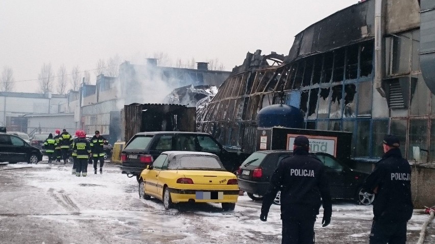 Pożar centrum motoryzacyjnego na alei  Hallera w Gdańsku