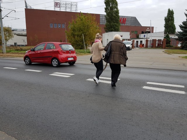 Wiele osób lekceważy przepisy i przechodzi przez jezdnie w niedozwolonych miejscach