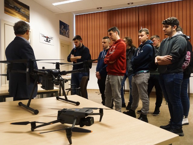 Uczniowie chętnie przyglądali się jak działają roboty, na czym polega spawanie i obsługa dronów