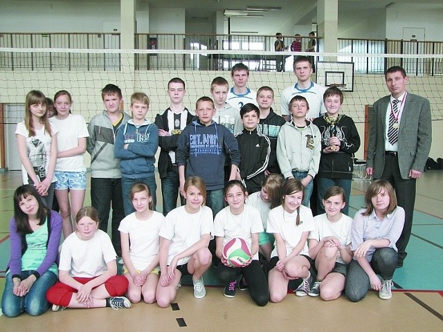 W promocję nowej klasy sportowej włączyli się też siatkarze hajnowskiego Pronaru. Na zdjęciu Daniel Lenc i Mariusz Pruski (w tylnym rzędzie) na spotkaniu z szóstoklasistami.