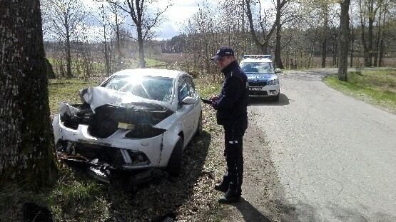 Dzisiaj (środa) przed godz. 12 na drodze Cetyń-Kołczygłówki 66-letni kierowca seata stracił panowanie nad pojazdem i uderzył w drzewo. Jechał sam. Ranny mężczyzna trafił do szpitala. (ang) Oglądaj także: Wypadek koło Bierkowa