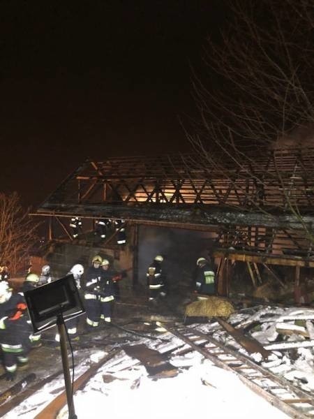 Pożar stodoły w Krużlowej Wyżnej. Po akcji gaśniczej strażacy utknęli na miejscu zdarzenia [ZDJĘCIA]