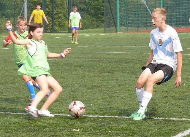 Filigranowa Klaudia Nowak, prowadząca drużynę Piekielnego Składu, dzielnie walczyła z chłopakami podczas walacyjnego turnieju piłkarskiego w Kazimierzy Wielkiej.