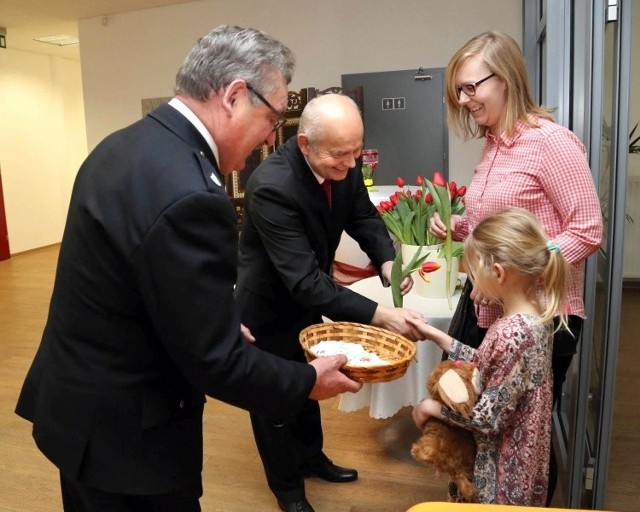 W Morawicy wójt Marian Buras i Zdzisław Domagała na wstępie wręczali wszystkim paniom, nawet tym najmłodszym, kwiaty.