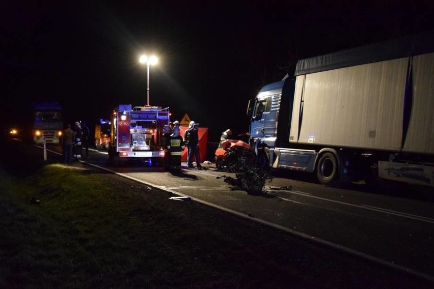 Śmiertelny wypadek w Jęcznikach Wielkich 27.11.2018. Zderzenie ciężarówki i dwóch samochodów osobowych. Trzy ofiary śmiertelne [zdjęcia]