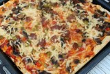 Kultowa pizza rodem z PRL-u. Taką zajadali się Polacy. Mamy dla Was sprawdzony przepis