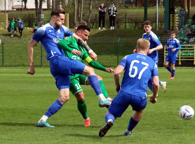 Arkadiusz Piech (na zielono) strzelił w kwietniu dwie bramki dla drugoligowego Górnika Polkowice