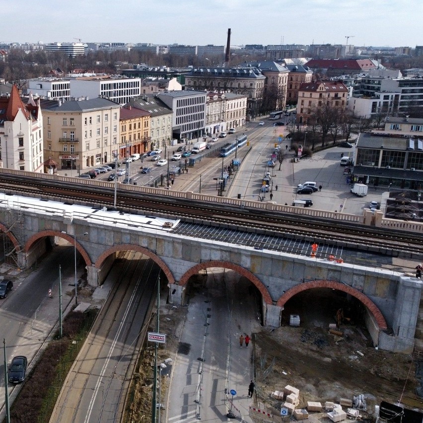 Postępują prace związane z przebudową wiaduktu nad ul....