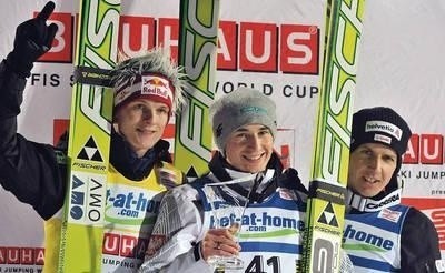 Na podium po konkursie w Klingenthal. W środku Kamil Stoch, z lewej strony lider Pucharu Świata Thomas Morgenstern, z prawej 4-krotny mistrz olimpijski Simon Ammann. Fot. EPA/Hendrik Schmidt