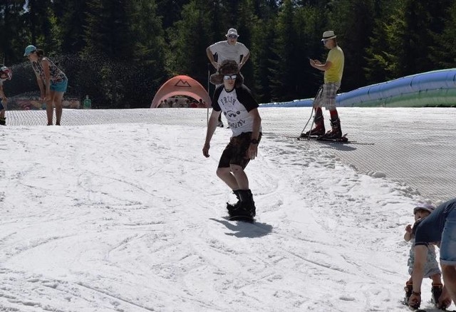 Zdjęcie z lipca 2017 roku. Szczyrkowska stacja Beskid Sport Arena potrafi wytworzyć śnieg również latem. Nigdy nie dorówna on naturalnemu puchowi, jaki pada zimą, a tego w tym sezonie było jak na lekarstwo.