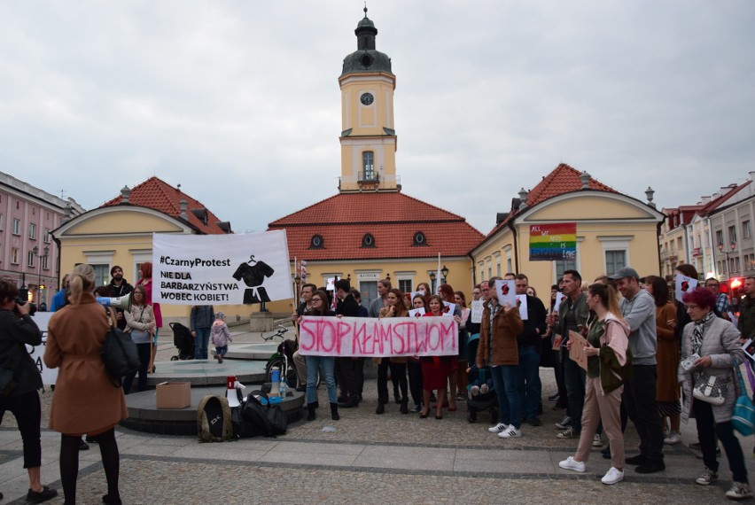 Więzienie za edukację seksualną? Białostoczanie protestowali na Rynku Kościuszki w ramach akcji "Jesień Średniowiecza" (ZDJĘCIA)