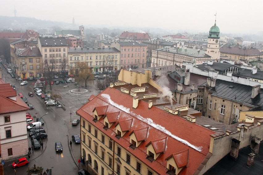 Kraków. Projekt Parku Kulturowego na Kazimierzu i Stradomiu: zrobią porządek z reklamami. Ogródki kawiarniane będą zamykane przed północą 