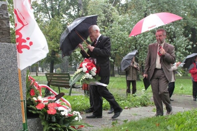 Władze regionu świętokrzyskiego NSZZ "Solidarność&#8221; składają kwiaty przed tablicą upamiętniającą powstanie "Solidarności&#8221; na ziemi świętokrzyskiej.