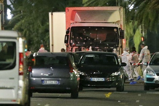Francja. Zamach w Nicei 14.07.2016 Drastyczne wideo: Ciężarówka wjechała w tłum