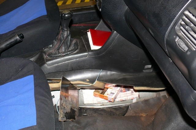 Nielegalne papierosy zostały znalezione w czterech samochodach osobowych, które wjechały jeden po drugim na przejście graniczne w Kuźnicy.