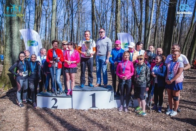 Zwycięzcy na podium po pierwszym biegu Provident Run