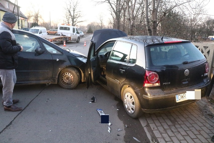 Wypadek pod Wrocławiem. Kobieta już skręcała do domu... (ZDJĘCIA)