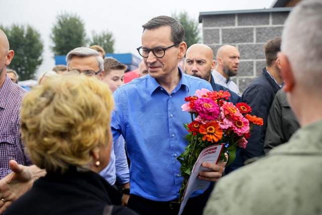 Premier Mateusz Morawiecki podczas wizyty na Targowisku Miejskim w Knurowie