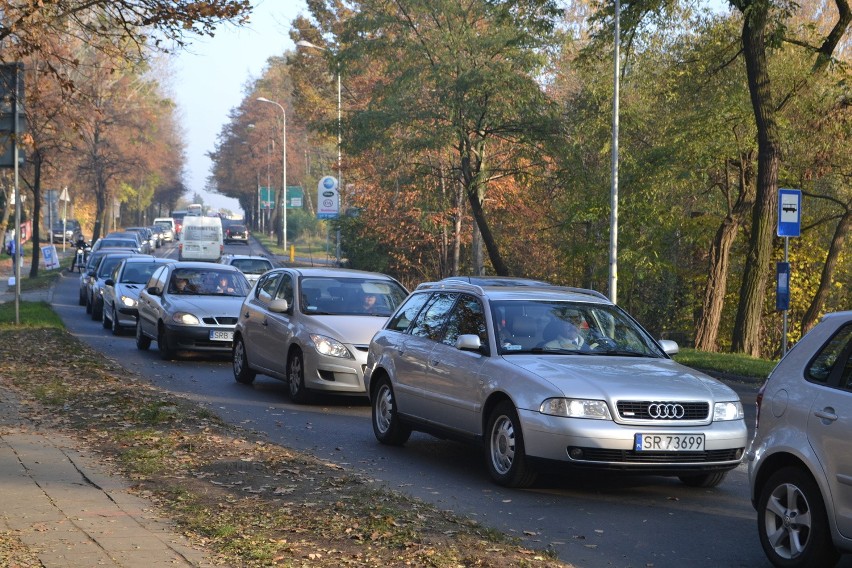 Rybnik: Pierwsze korki, wolne parkingi, ludzie sprzątający...