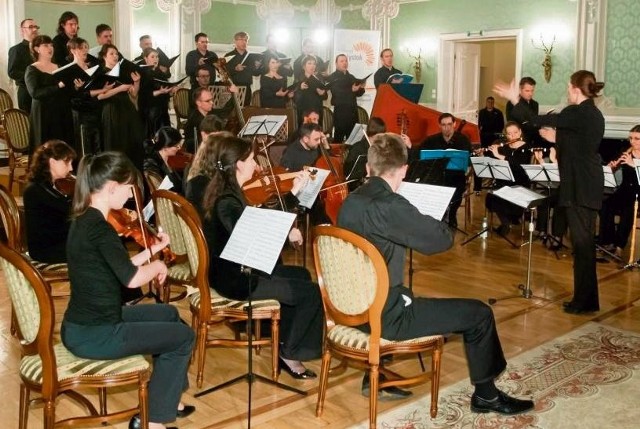 Zespół Muzyki Dawnej Diletto założyła w 2005 roku w Białymstoku Anna Moniuszko (po prawej stronie z batutą dyrygencką). Artystka była nominowana do Złotych Kluczy " Kuriera Porannego".