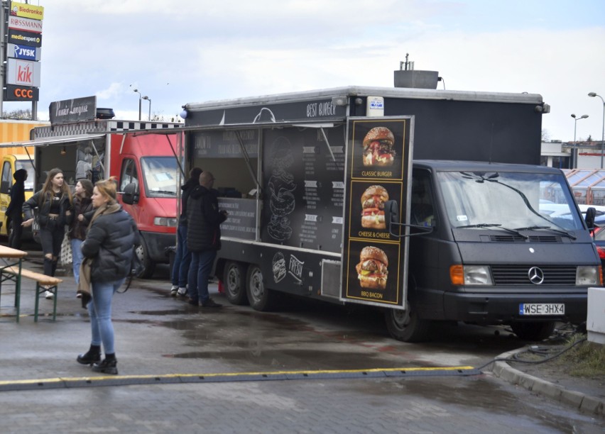 Food trucki stoją na parkingu przy Omni Centrum.