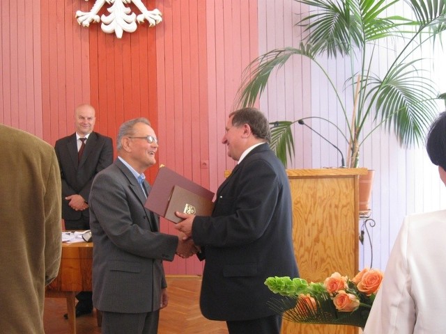 Stanisław Małyszka otrzymał tytuł z rąk burmistrza Namysłowa, Krzysztofa Kuchczyńskiego.