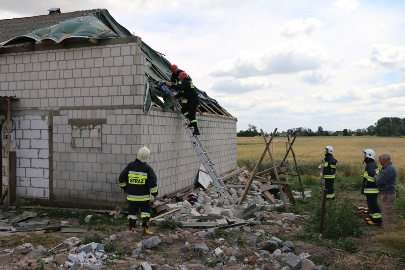 Zerwany dach w budynku mieszkalnym we wsi Iłówek