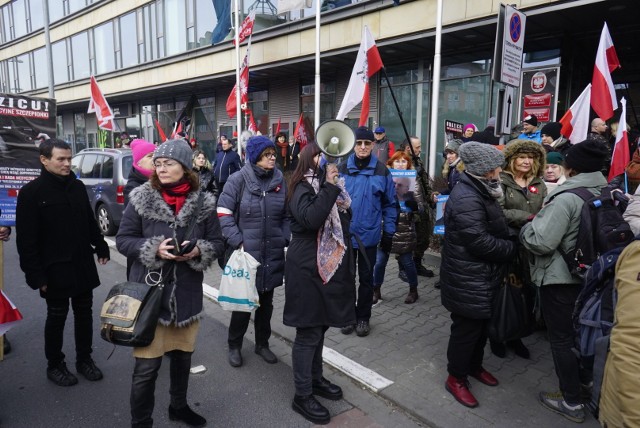 Pod Wielkopolską Izbą Lekarską w Poznaniu drugi raz odbył się protest przeciwników szczepień. Poprowadziła go Justyna Socha. W ten sposób manifestanci wyrażają wsparcie dla lekarzy.
