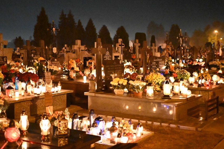 Ostrołęcki cmentarz parafialny nocą. Zobaczcie zdjęcia