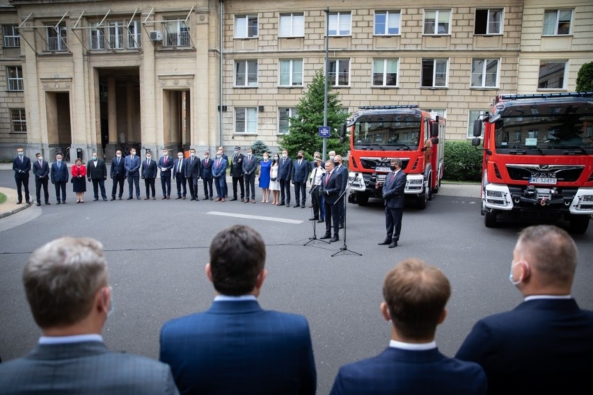 Bitwa o wozy. Rozdali wozy strażackie za wysoką frekwencję w wyborach prezydenckich [ZDJĘCIA]