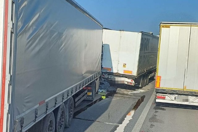 Wypadek z udziałem trzech ciężarówek na autostradzie A4 pod Wrocławiem. Kierowcy stoją w korku o długości około 5 km.