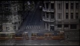 Wypadek na ul. Narutowicza. Potrącenie dwóch mężczyzn przez tramwaj na nagraniu z monitoringu [FILM]