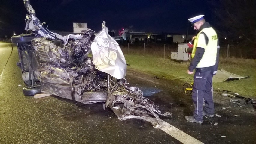 Na miejscu zginął kierujący autem 43-letni mieszkaniec...