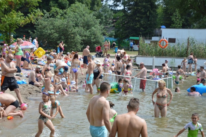 Wrocławianie wypoczywają na darmowym kąpielisku przy ul....