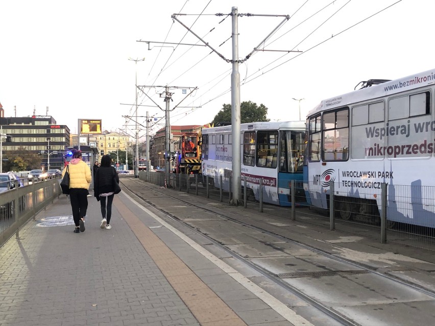Potrącenie rowerzysty przez tramwaj we Wrocławiu 10.10.2021