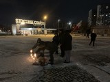 Mieszkańcy Gdańska w nocy kameralnie uczcili pamięć ofiar stanu wojennego w 41. rocznice jego wprowadzenia