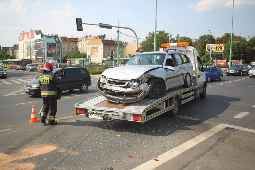 Kolizja na rondzie Śródka: Zderzenie dwóch aut osobowych