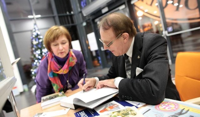 Promocja VII tomu „Kresowej Atlantydy”. Po spotkaniu z czytelnikami prof. Nicieja rozdawał autografy.