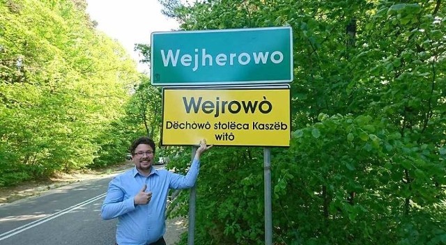 Dwujęzyczne tablice w Wejherowie. - To ważny krok w utrwalaniu i propagowaniu kaszubszczyzny w Wejherowie - Duchowej Stolicy Kaszub - podkreśla Marcin Drewa