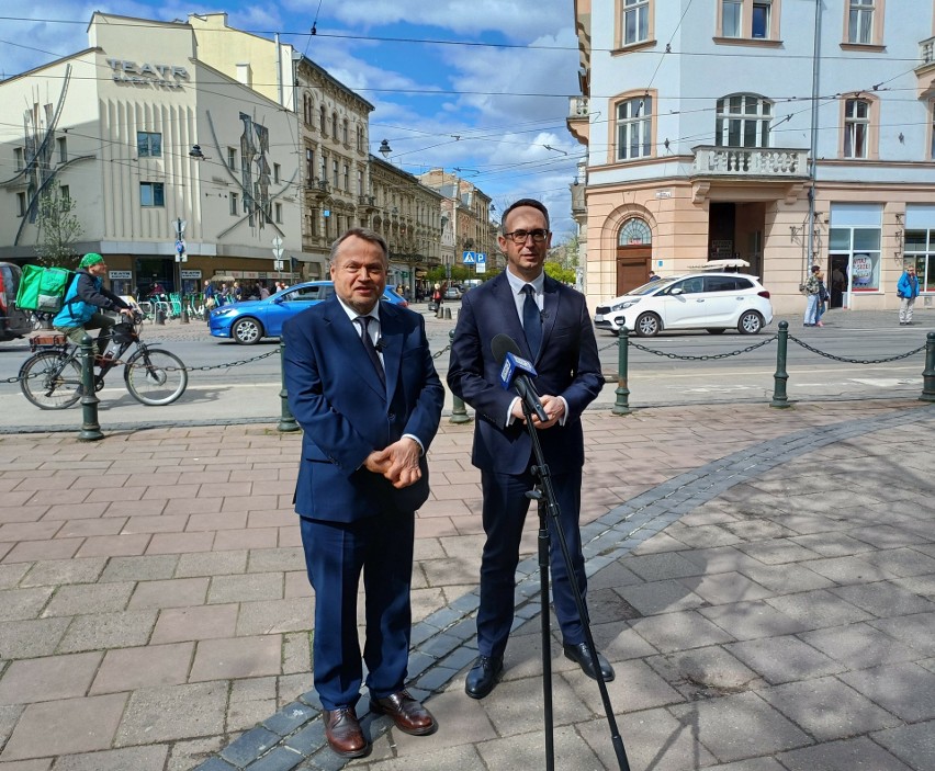 Minister infrastruktury Dariusz Klimczak (z prawej) i...
