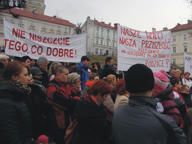 Rodzice przedszkolaków i uczniów wczoraj pikietowali przed Urzędem Miejskich w Przemyślu. Nie godzą się na rewolucyjne zmiany w oświacie. Przynieśli 6 tys. podpisów popierających protest.