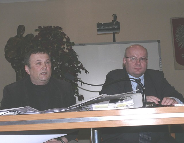 Na pytania kibiców "Stalówki", dotyczące piłkarskiego stadionu, odpowiadali prezydent Stalowej Woli, Andrzej Szlęzak (z prawej) i architekt Marek Gierulski.