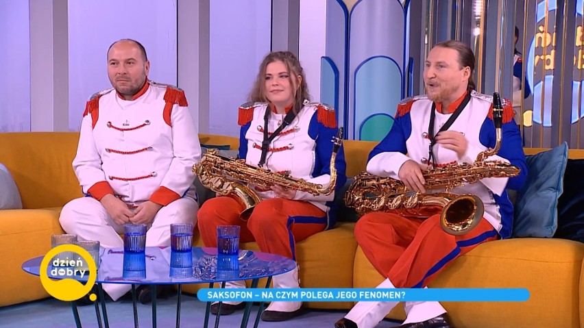 Od lewej: dyrygent Dariusz Krajewski, saksofonistka...