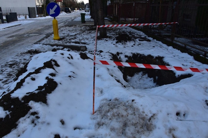 Po ekipie remontującej ulicę pozostał jeszcze wykop przy...